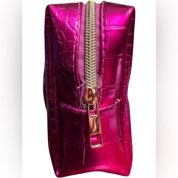 Ed Hardy Kills NWT Pink Silicone Skull Band Gold Tone Rhinestone Adorned Watch - Picture 5 of 7